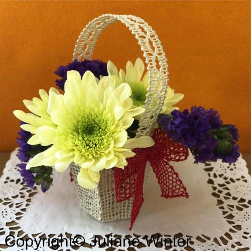 Blumendekoration im Spitzenkörbchen / Flower Decoration in Lace Basket