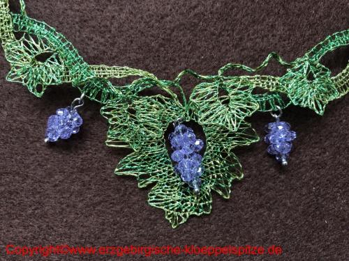 Weinlaub Schmuck mit Perlentrauben (Detail) / Vine Leaves Jewelry with Bead Grapes (Detail)